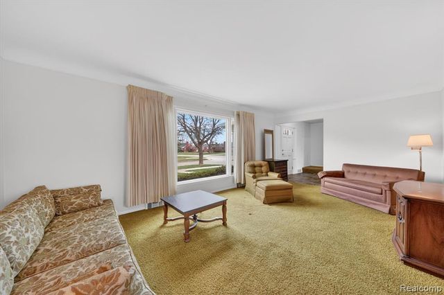 21520 Goethe Ave, Grosse Pointe Woods, MI 48236