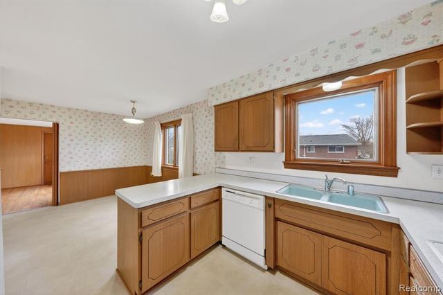 21520 Goethe Ave, Grosse Pointe Woods, MI 48236