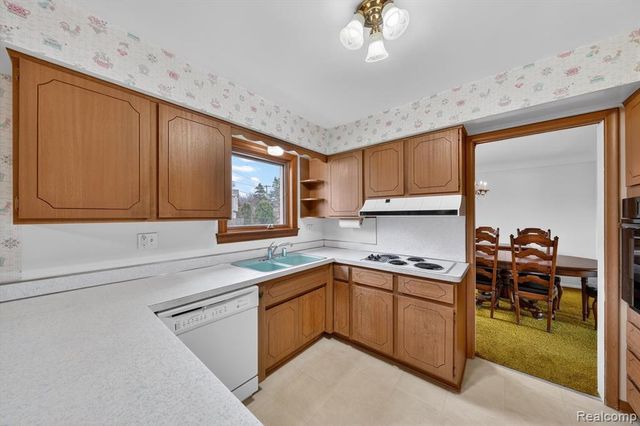 21520 Goethe Ave, Grosse Pointe Woods, MI 48236