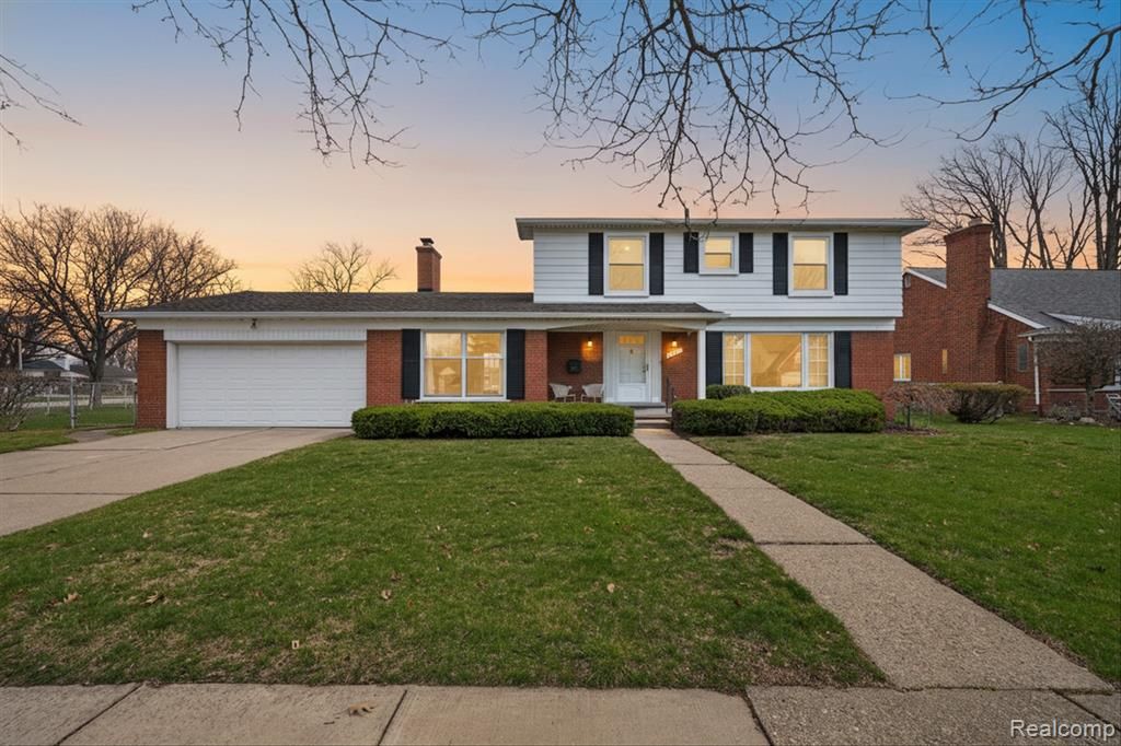 21520 Goethe Ave, Grosse Pointe Woods, MI 48236