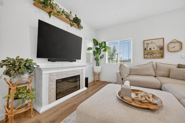5400 Molino Cir, Roseville, CA 95747