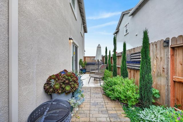 5400 Molino Cir, Roseville, CA 95747