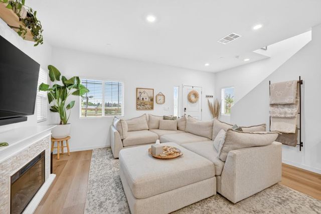5400 Molino Cir, Roseville, CA 95747