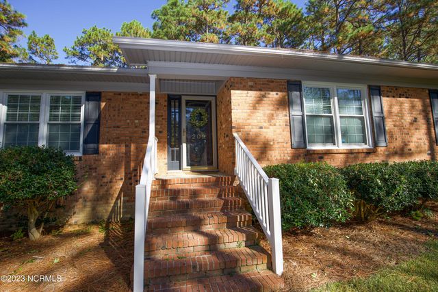 209 Selkirk Trail, Southern Pines, NC 28387