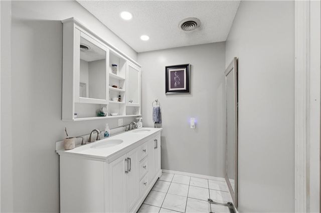 703 NE 102 P Road, Clinton, MO 64735