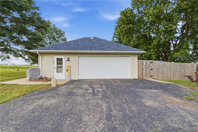 703 NE 102 P Road, Clinton, MO 64735