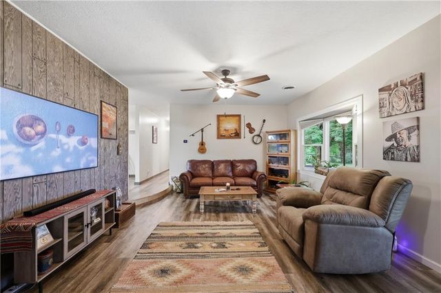 703 NE 102 P Road, Clinton, MO 64735