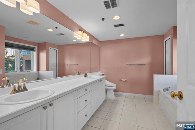 304 Smith Court 304, Edgewater, NJ 07020