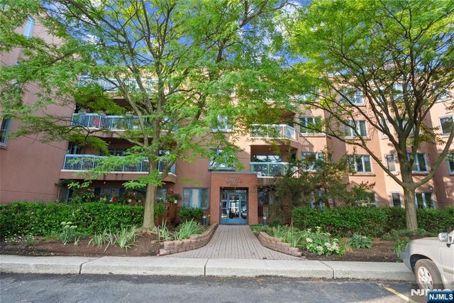 304 Smith Court 304, Edgewater, NJ 07020