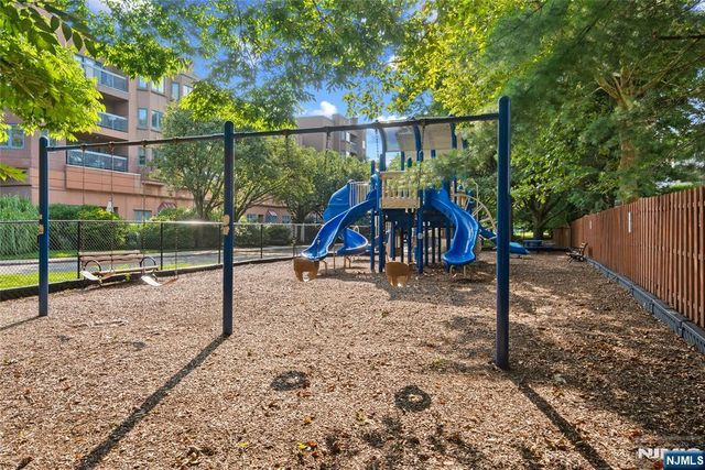 304 Smith Court 304, Edgewater, NJ 07020