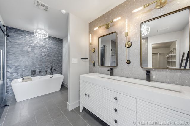 4650 S Columbia Place, Tulsa, OK 74105