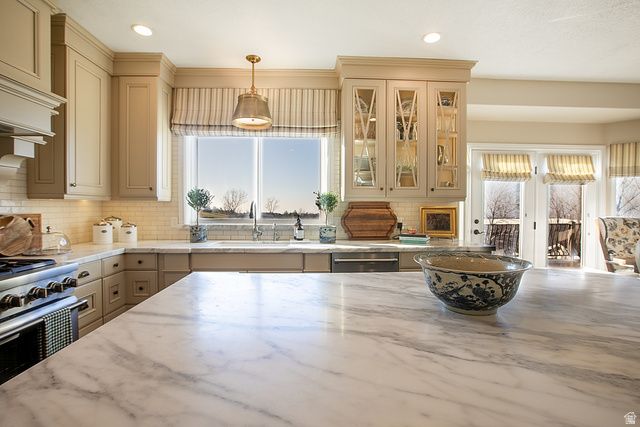 634 S MOUNTAIN VIEW CIR, North Salt Lake, UT 84054