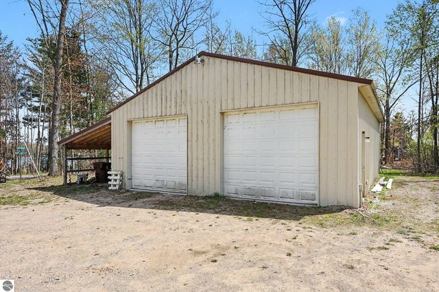 1015 Shaw Road, Gladwin, MI 48624