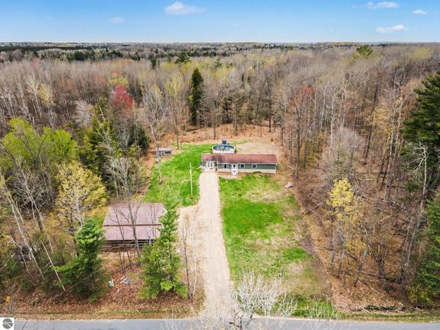 1015 Shaw Road, Gladwin, MI 48624