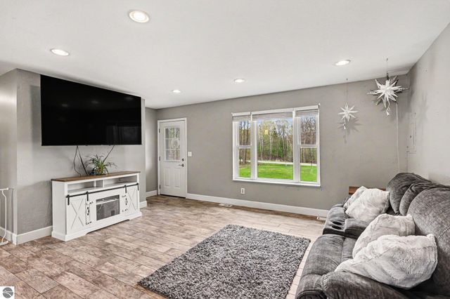 1015 Shaw Road, Gladwin, MI 48624