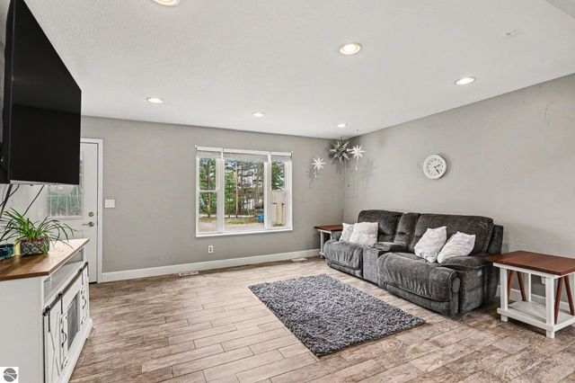 1015 Shaw Road, Gladwin, MI 48624