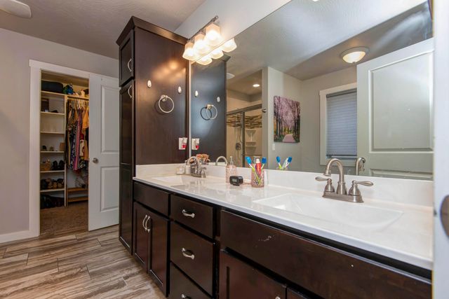 921 E Thorndale Drive, Nixa, MO 65714