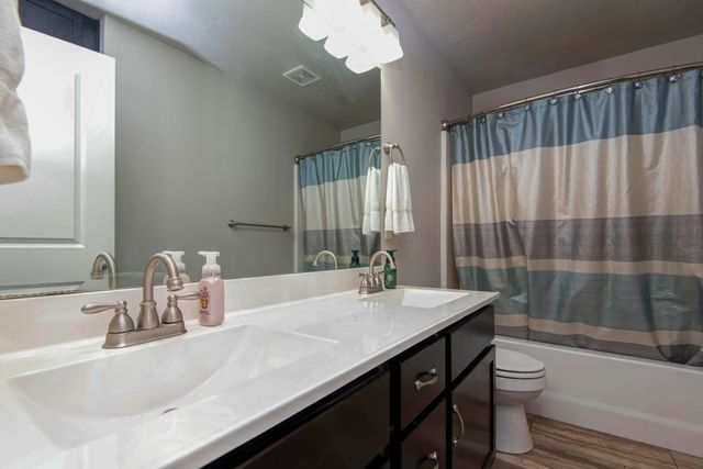 921 E Thorndale Drive, Nixa, MO 65714