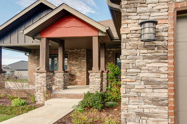 921 E Thorndale Drive, Nixa, MO 65714