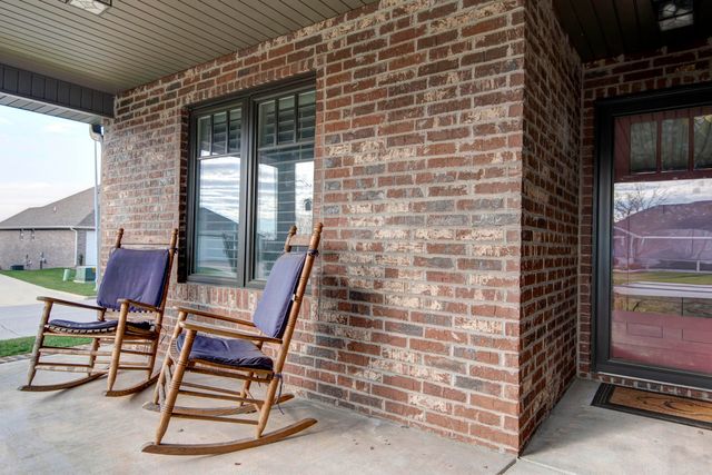 921 E Thorndale Drive, Nixa, MO 65714