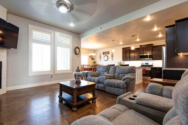 921 E Thorndale Drive, Nixa, MO 65714