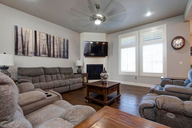 921 E Thorndale Drive, Nixa, MO 65714