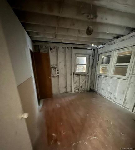 20 Somerset Road N, Amityville, NY 11701