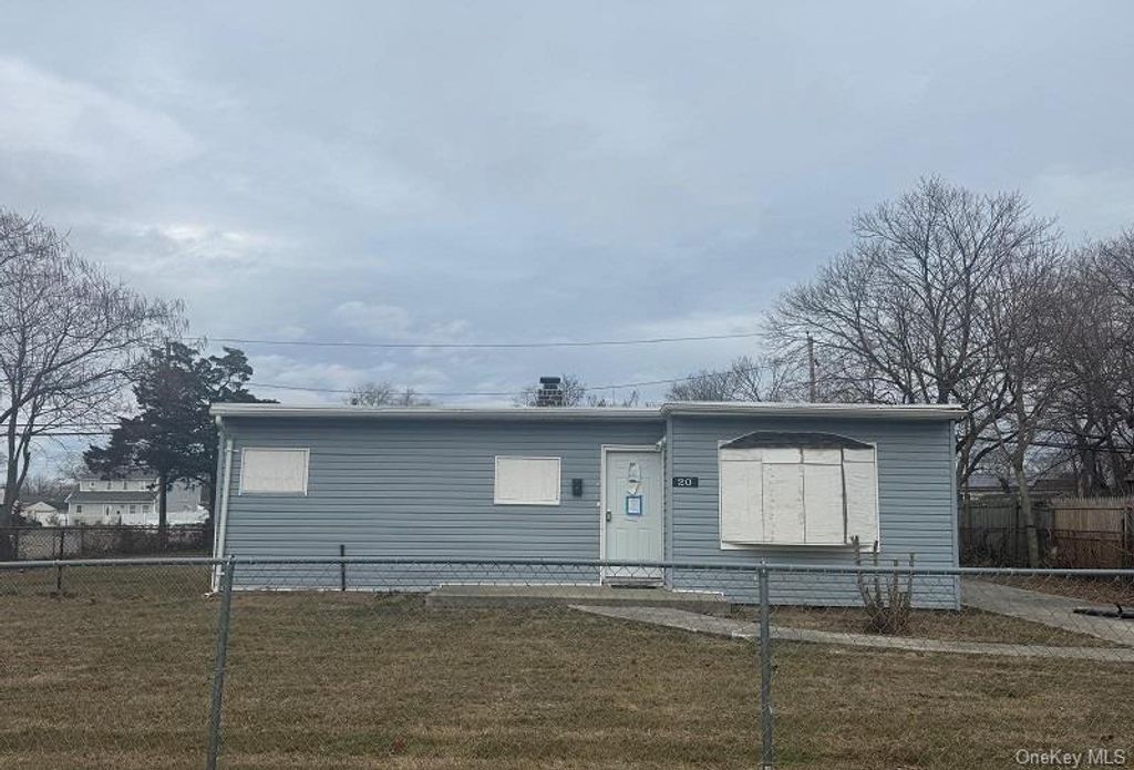 20 Somerset Road N, Amityville, NY 11701