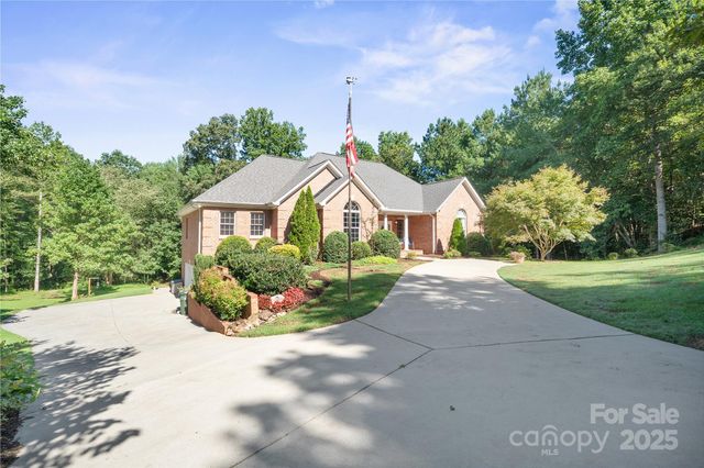 5025 Woodwinds Drive NE, Hickory, NC 28601