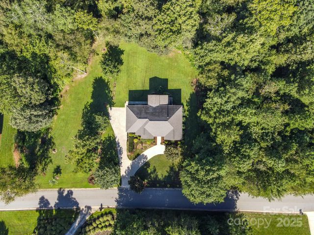 5025 Woodwinds Drive NE, Hickory, NC 28601