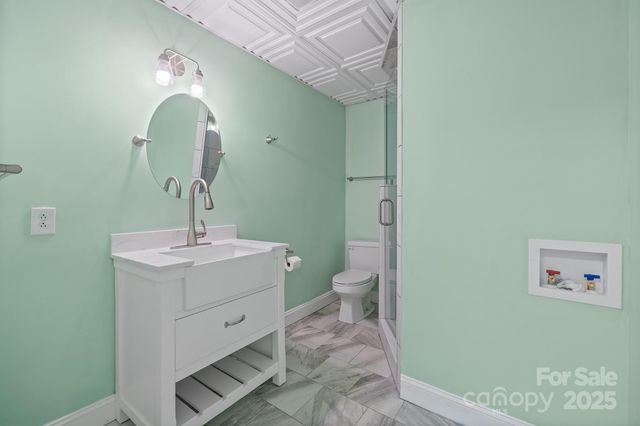 5025 Woodwinds Drive NE, Hickory, NC 28601
