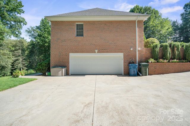 5025 Woodwinds Drive NE, Hickory, NC 28601
