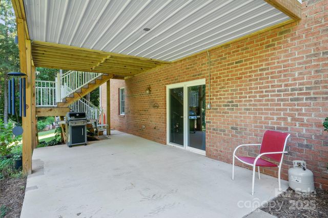 5025 Woodwinds Drive NE, Hickory, NC 28601