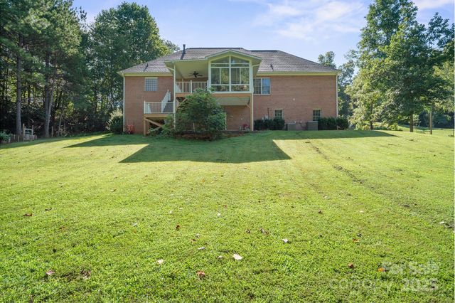 5025 Woodwinds Drive NE, Hickory, NC 28601