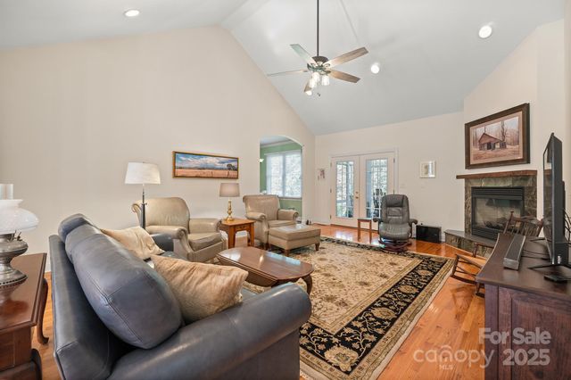 5025 Woodwinds Drive NE, Hickory, NC 28601