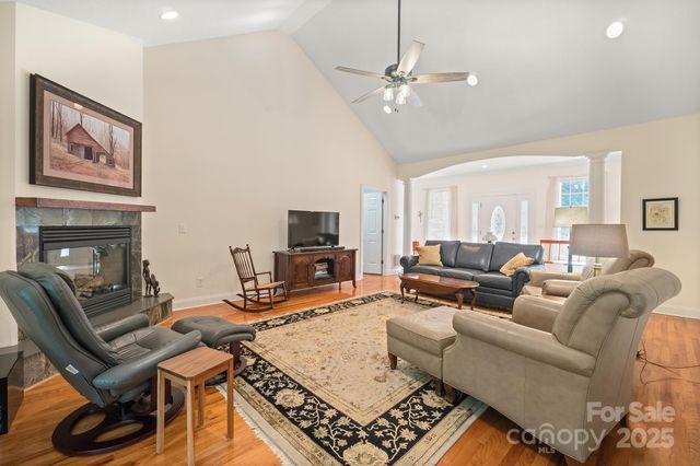 5025 Woodwinds Drive NE, Hickory, NC 28601