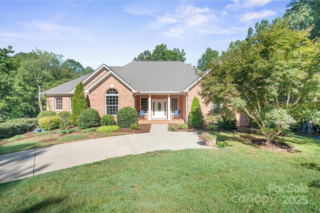 5025 Woodwinds Drive NE, Hickory, NC 28601