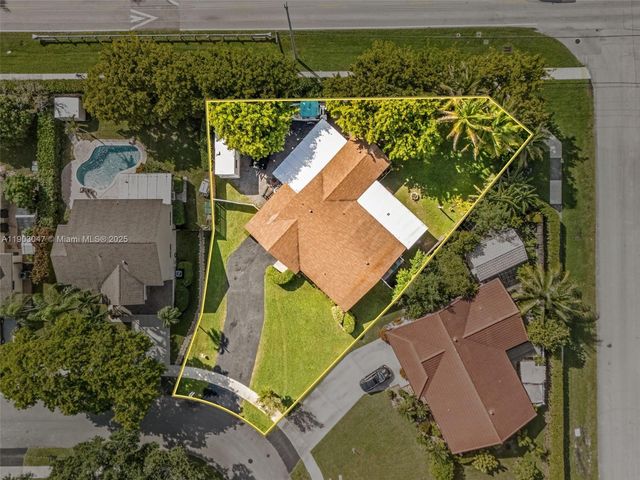 5743 SW 57th Way, Davie, FL 33314