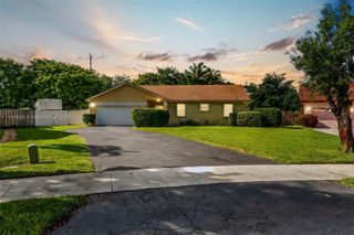 5743 SW 57th Way, Davie, FL 33314
