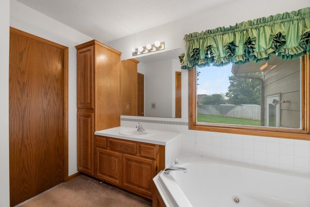 920 S Stagecoach Ct, Wichita, KS 67230