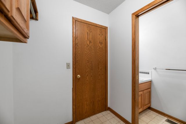 920 S Stagecoach Ct, Wichita, KS 67230