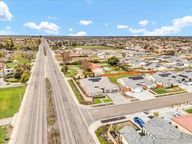 1684 W Berkshire Lane, Hanford, CA 93230