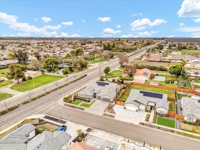 1684 W Berkshire Lane, Hanford, CA 93230