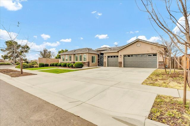 1684 W Berkshire Lane, Hanford, CA 93230