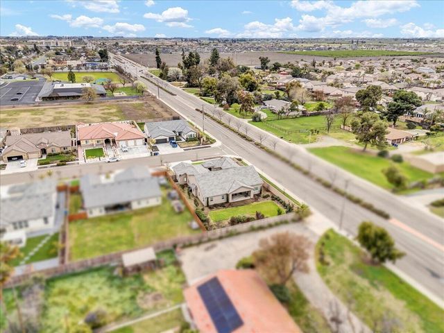 1684 W Berkshire Lane, Hanford, CA 93230