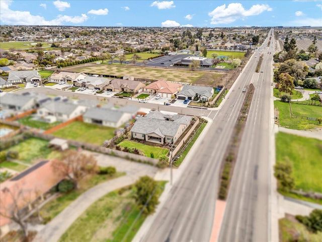 1684 W Berkshire Lane, Hanford, CA 93230