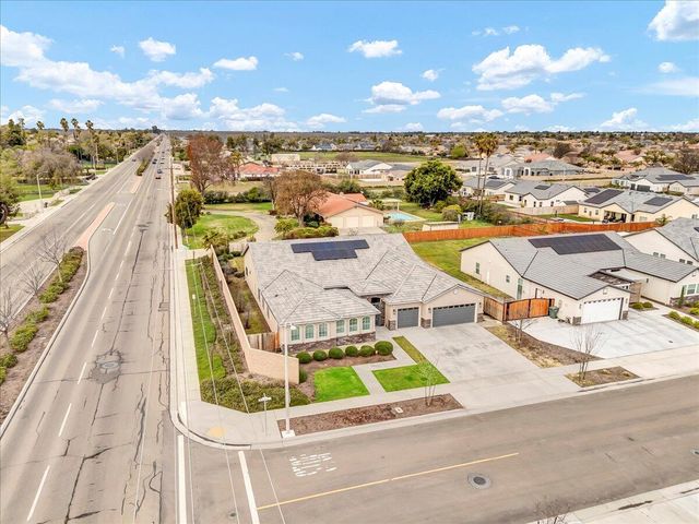 1684 W Berkshire Lane, Hanford, CA 93230