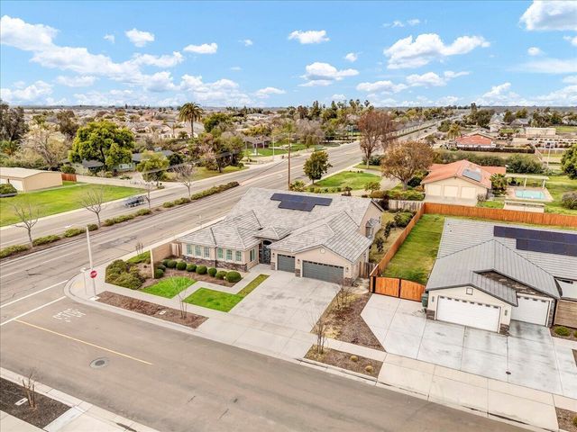 1684 W Berkshire Lane, Hanford, CA 93230