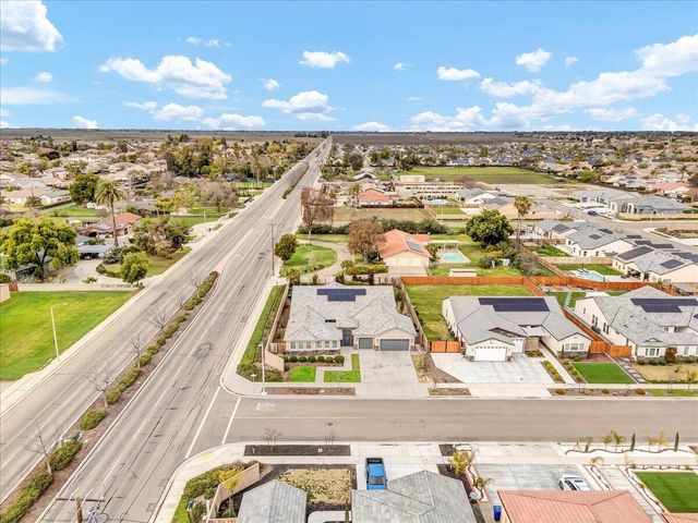 1684 W Berkshire Lane, Hanford, CA 93230
