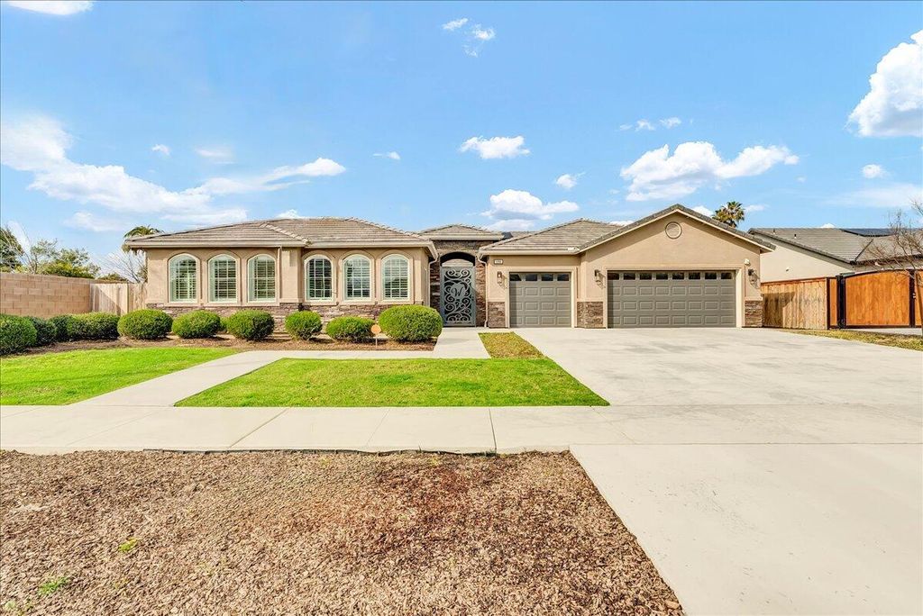 1684 W Berkshire Lane, Hanford, CA 93230